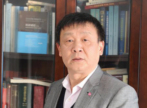 El doctor Bi Shi, premio Iultcs 2015 al mérito y la excelencia en la industria del cuero.